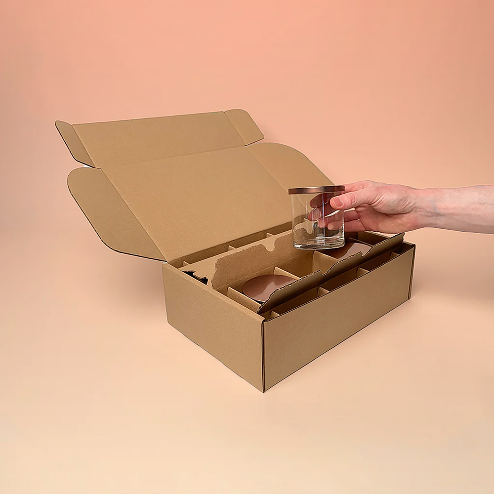 Custom rigid candle boxes with inserts and magnetic closure for high end candle presentation and ecommerce delivery