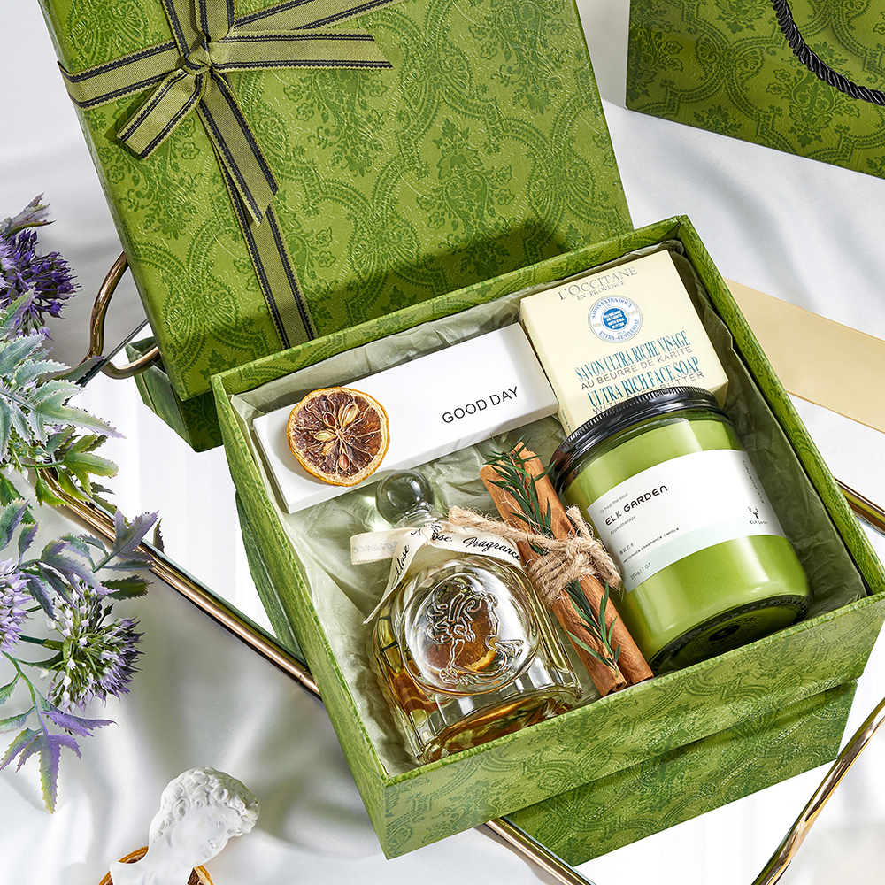 Custom scented candle gift box sets with logo printing for premium home fragrance brands