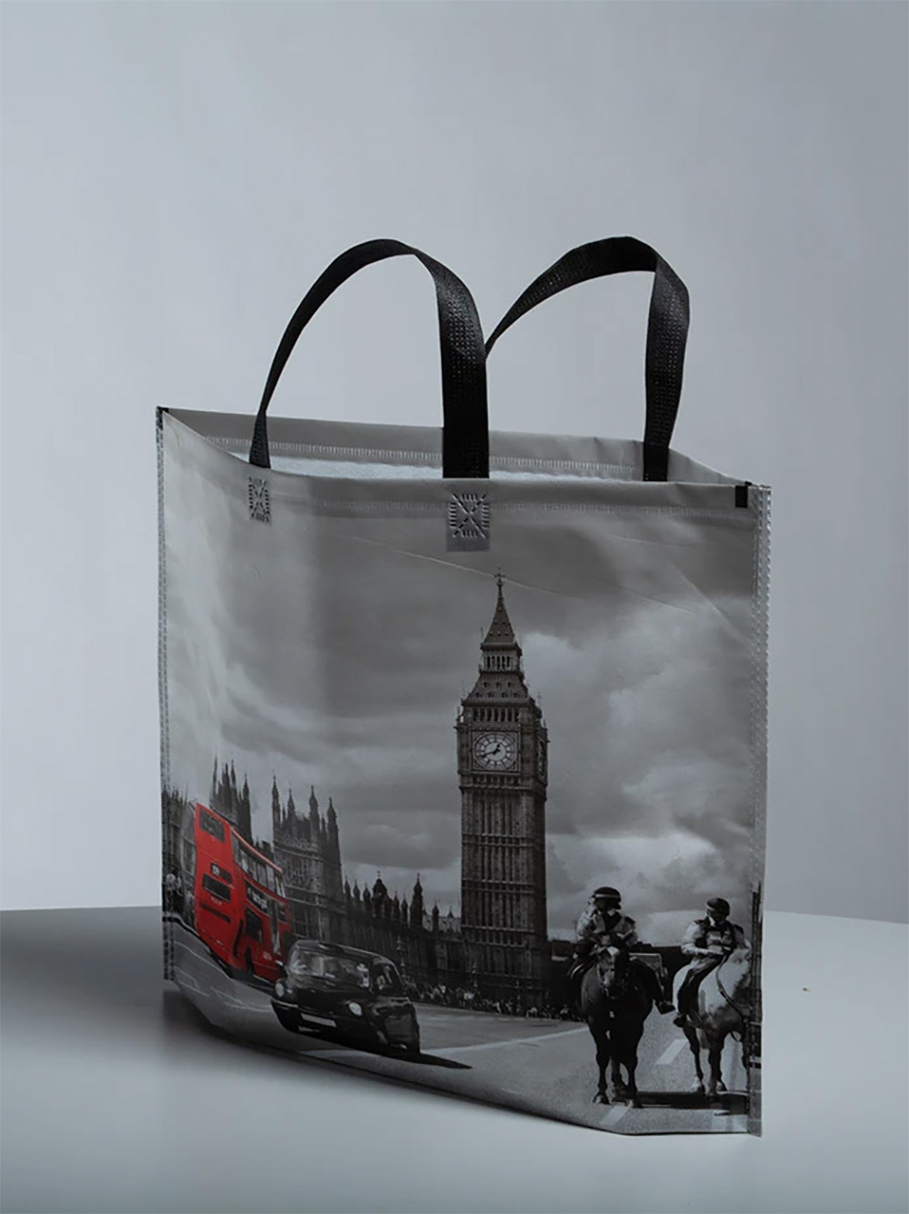 Sustainable paper shopping bag with handles