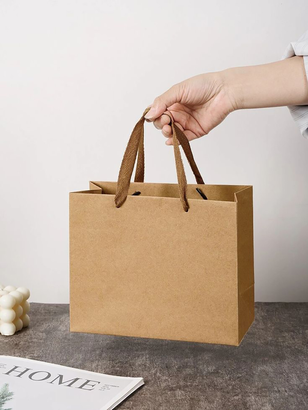 Sustainable paper shopping bag with handles