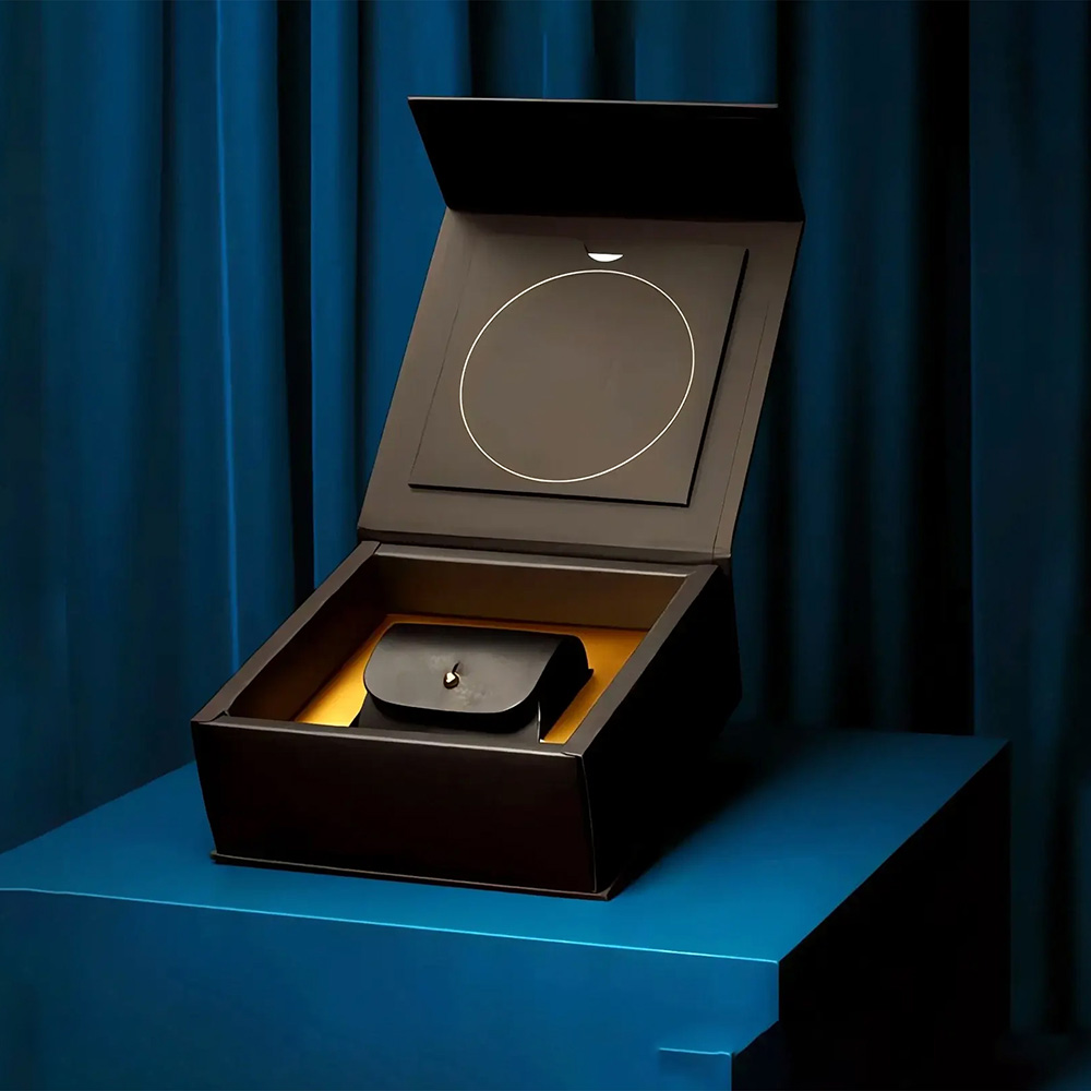 Premium hinged lid rigid box with magnetic closure